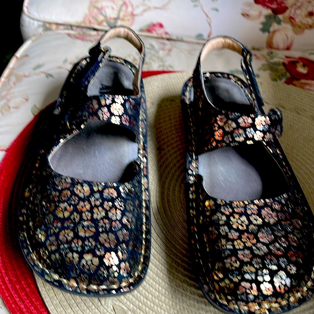 Algeria sandals/shoe, fun spring color, hardly worn!